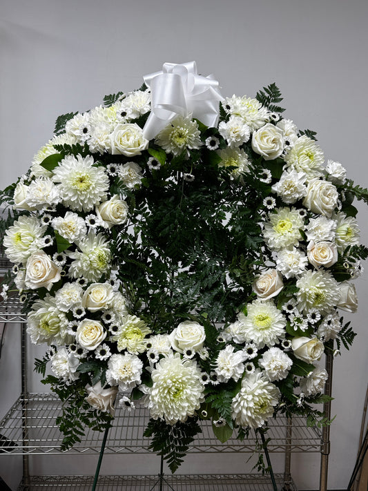 22" Standing Round Wreath